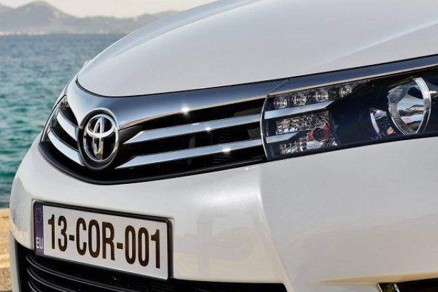 Toyota заменя роботите с хора