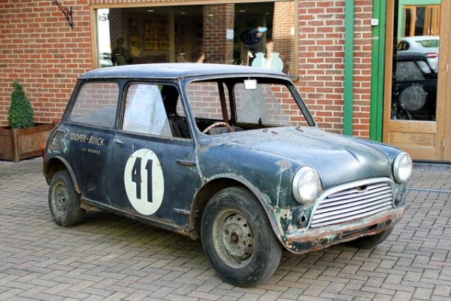 Този Mini Cooper има V8 мотор и преден мост от Jaguar E-Type