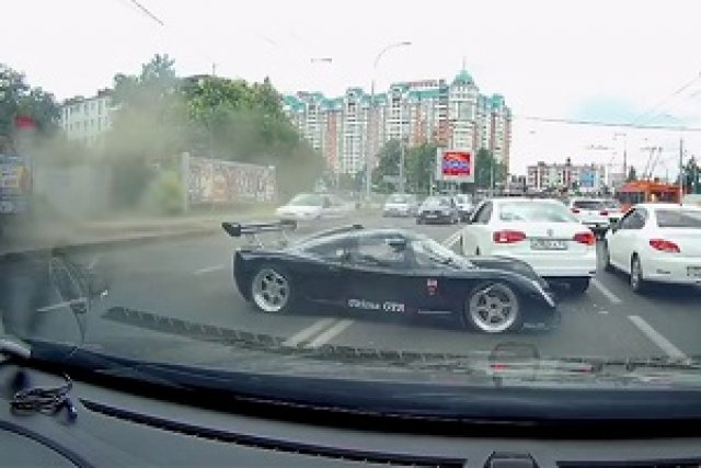 Руснак разби рядка английска суперкола (Видео)