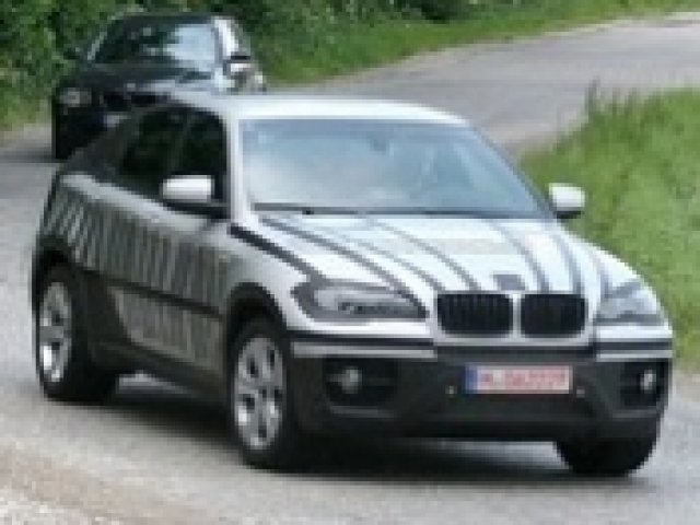 Новият кросоувър на BMW сниман почти без маскировка