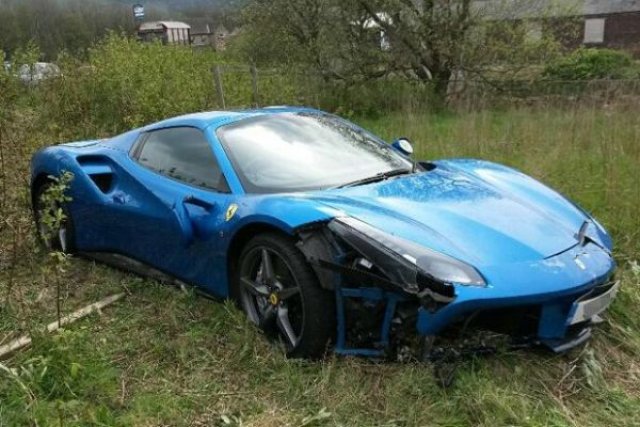 В Англия намериха захвърлено в полето Ferrari