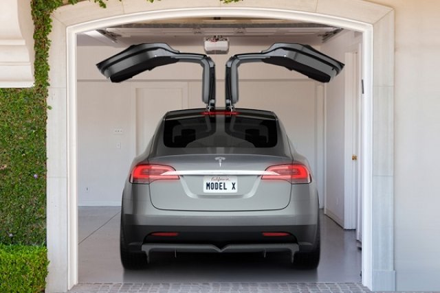 Tesla обръща внимание на жените със серийния Model X