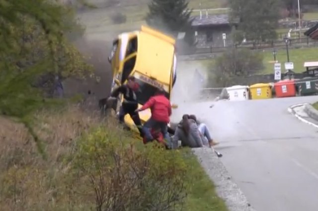 Рали кола се вряза в публиката, няма пострадали