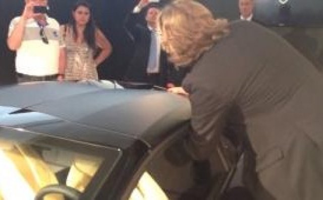 Как се поставя покривът на Lamborghini Aventador Roadster