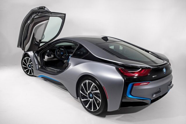 BMW подобрява и i8