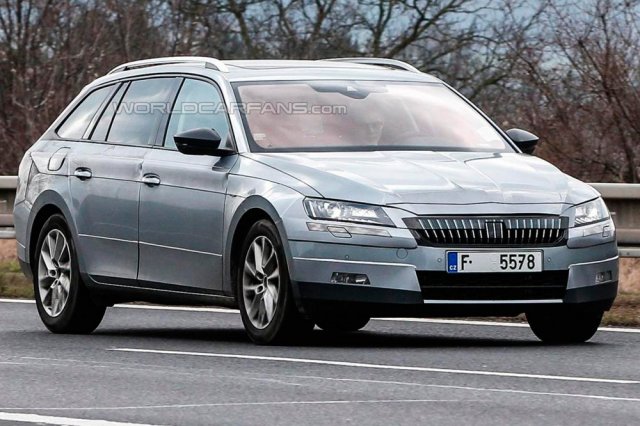 Първи снимки на новата Skoda Superb Combi