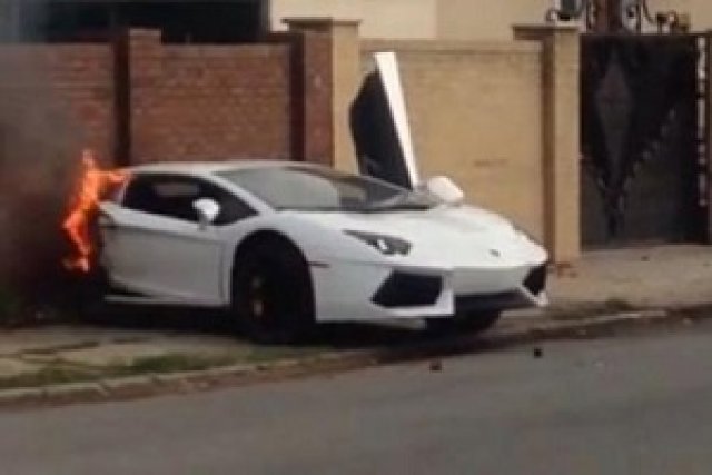 Видео: Lamborghini Aventador се къса на две