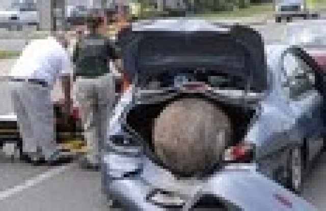 Метална топка „разрушител” помля десетки автомобили