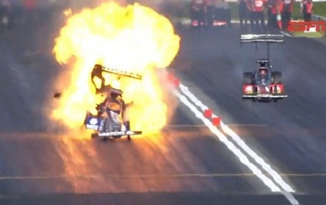 Пилот на драгстер оцеля при свиреп инцидент
