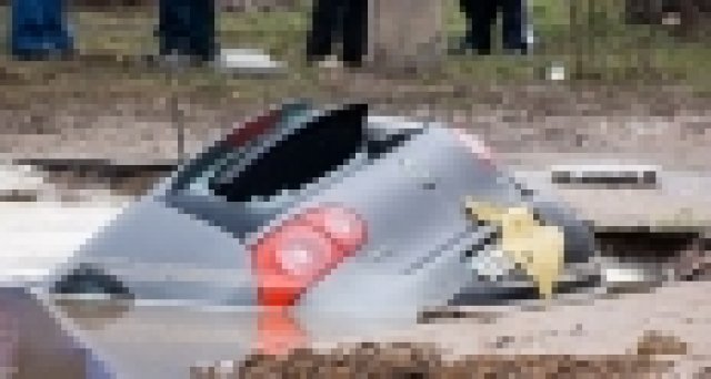 Улична дупка погълна цял Golf