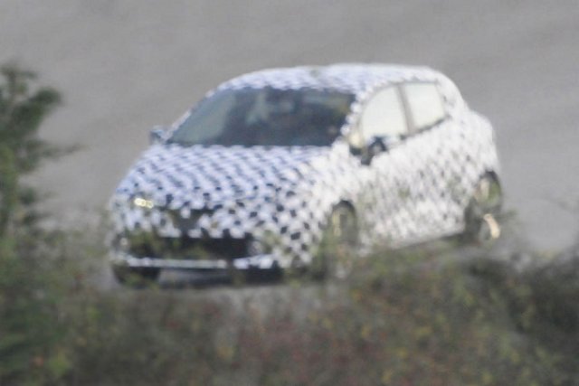 Папараците хванаха и новото Renault Clio