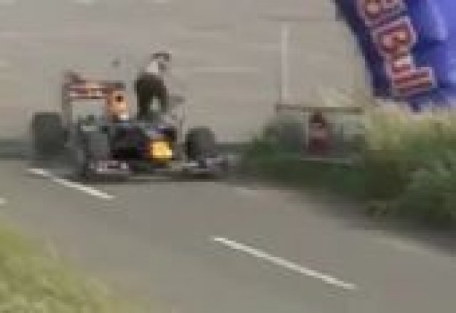 Видео - Болидът на Буеми удари човек