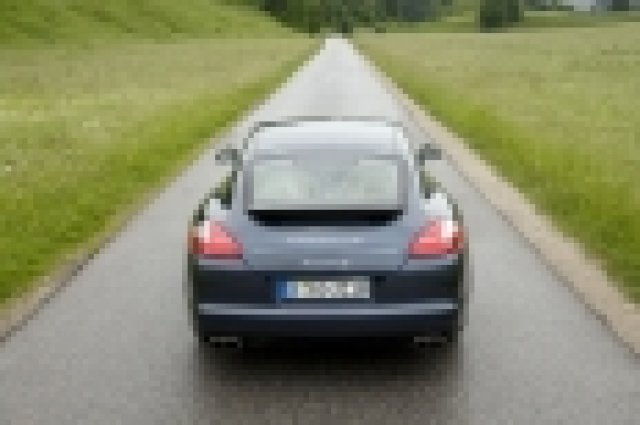 Panamera с емблемите на VW Group