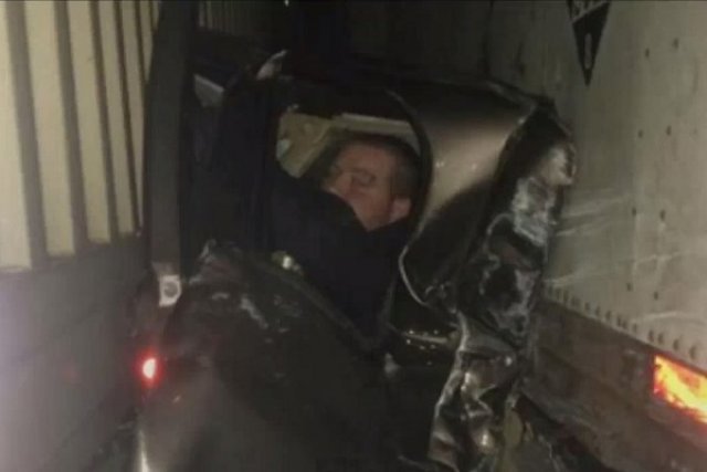 Смазан между два камиона, но невредим!