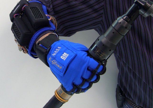 GM и NASA разработват съвместно роботизирани ръкавици
