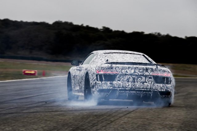 Британци караха и разкриха новото Audi R8