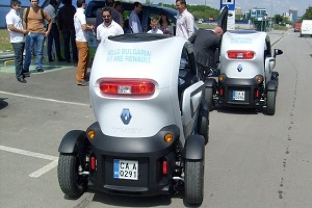 Най-чудатото Renault пристигна в София