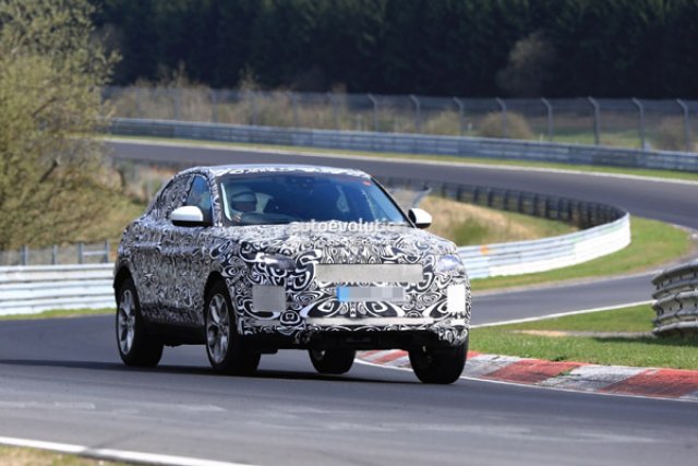 Jaguar E-Pace стигна до пистата
