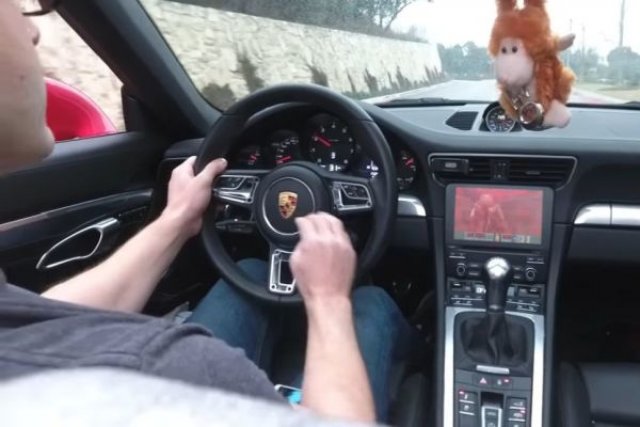 Гений превърна Porsche 911 в конзола за Doom 2 (ВИДЕО)