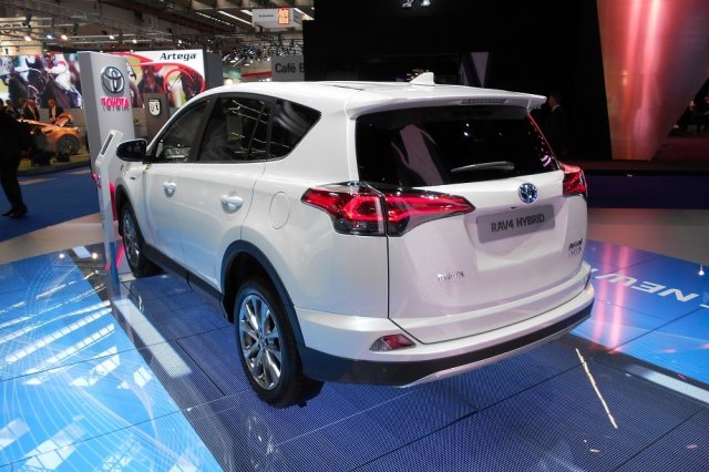 Хибридният RAV4 харчи под 5 л/100 км