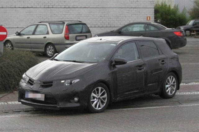 Шпионски снимки на новата Toyota Auris