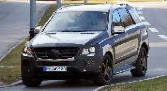 Новият Mercedes-Benz ML свали част от маскировката