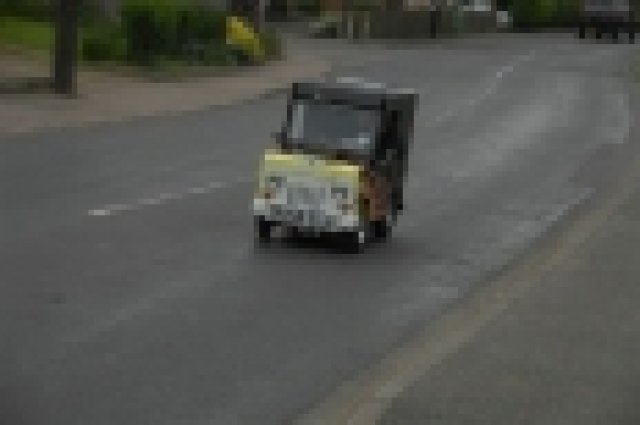 Продавач на обувки създаде най-малката кола в света