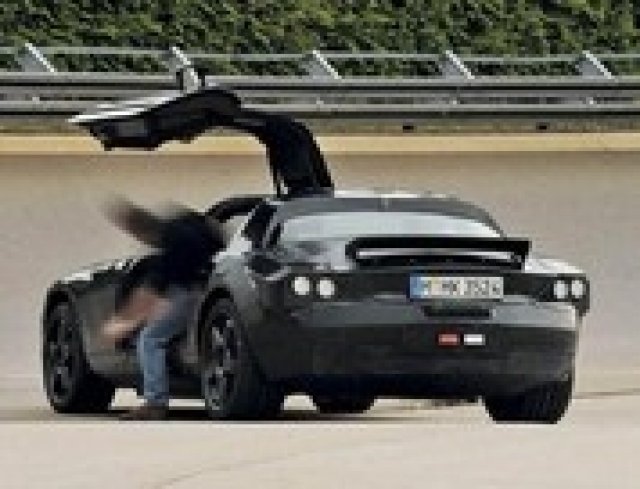 Mercedes напредва със супер автомобила SLC