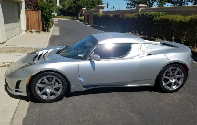 Първата Tesla се продава на търг