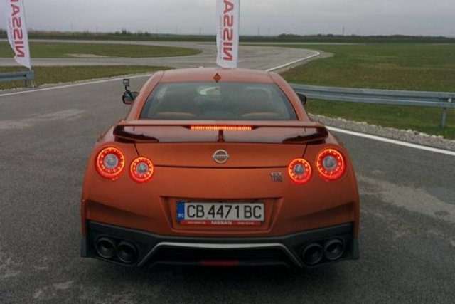 Годзила с добри обноски: тестваме новия Nissan GT-R