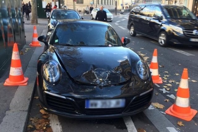 Полицаи взривиха чисто ново Porsche 911