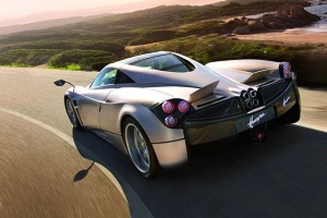 За Huayra се чака три години