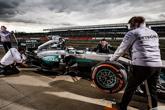 Mercedes предлага тест на Роси и Ожие