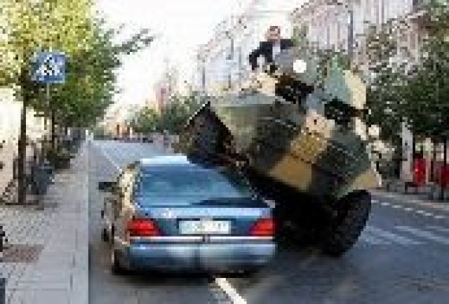 БТР вместо паяк за неправилно паркиралите