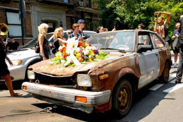 Американец погреба колата си с почести