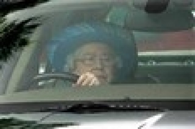 Елизабет II не трепва зад волана