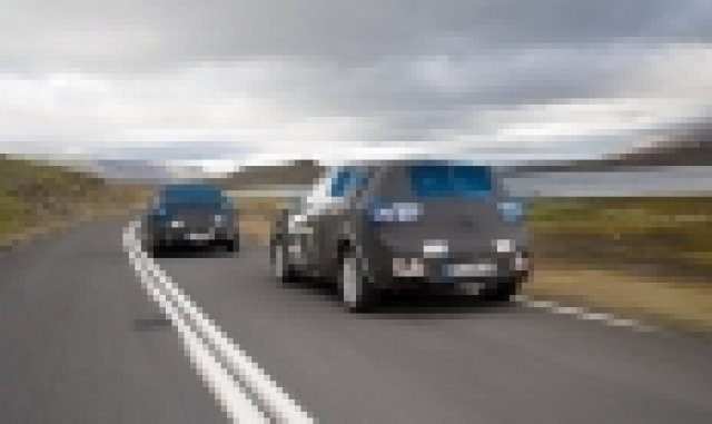 Mazda показа снимки на новата „тройка” хечбек с маскировка