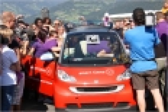 16 мацки се навряха в Smart Fortwo