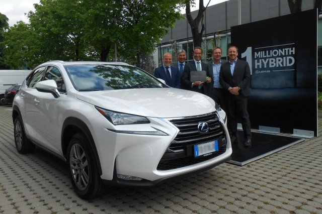 Lexus се похвали с продажбата на 1-милионния си хибрид
