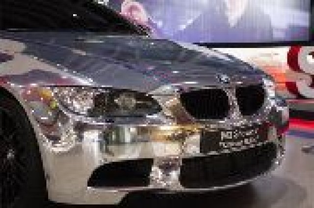 Изцяло хромирано BMW в шоурум в Мюнхен