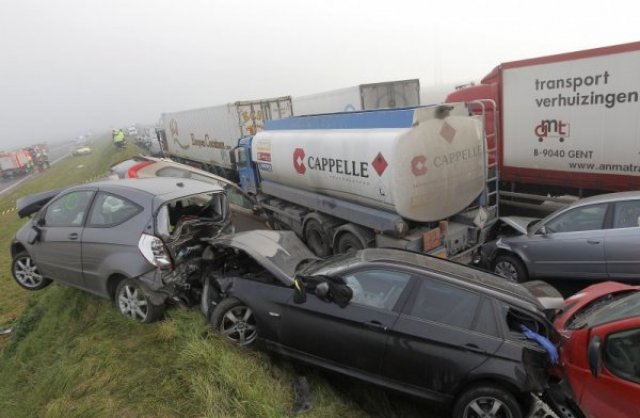 Верижна катастрофа със 100 коли в Белгия