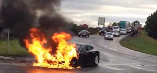 Пожар срина акциите на Tesla