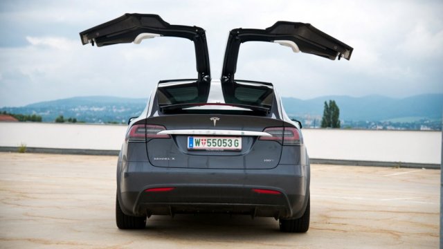 Ето как не се влиза в гараж с Tesla Model X