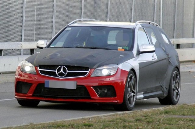Папараците хванаха и комбито Mercedes-Benz C63 AMG Black Series