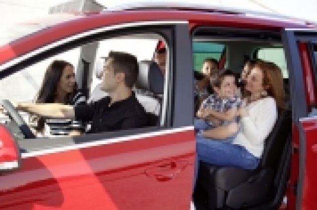 На пазара излиза и Seat Alhambra