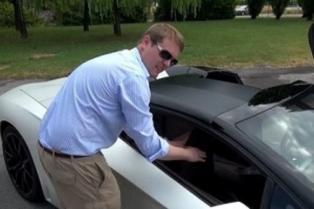 Как се сваля покривът на Lamborghini Aventador Roadster?