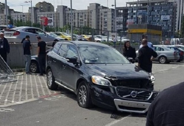 Автомобил прелетя на паркинга на столичен Мол (ВИДЕО)