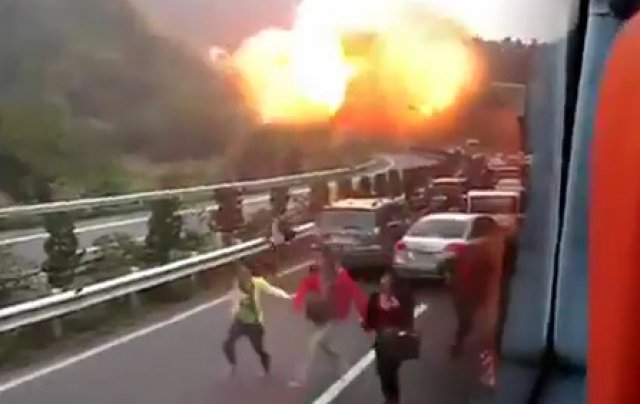 Цистерна с пропан-бутан избухна в Китай (Видео)