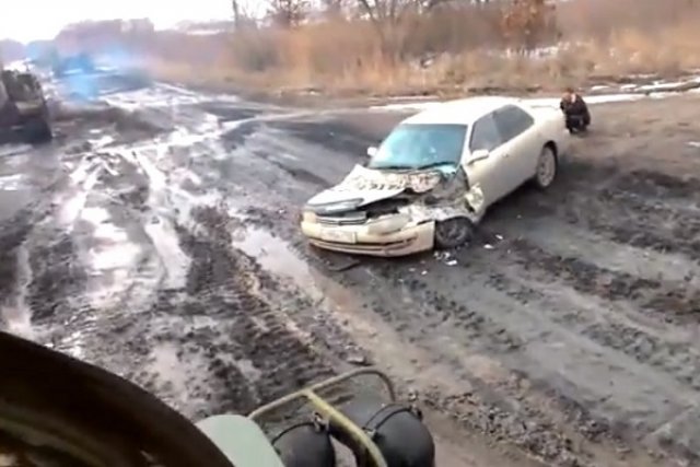 Миномет прегази Toyota Camry на кръстовище