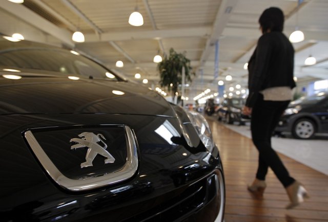 Peugeot видя светлина в тунела